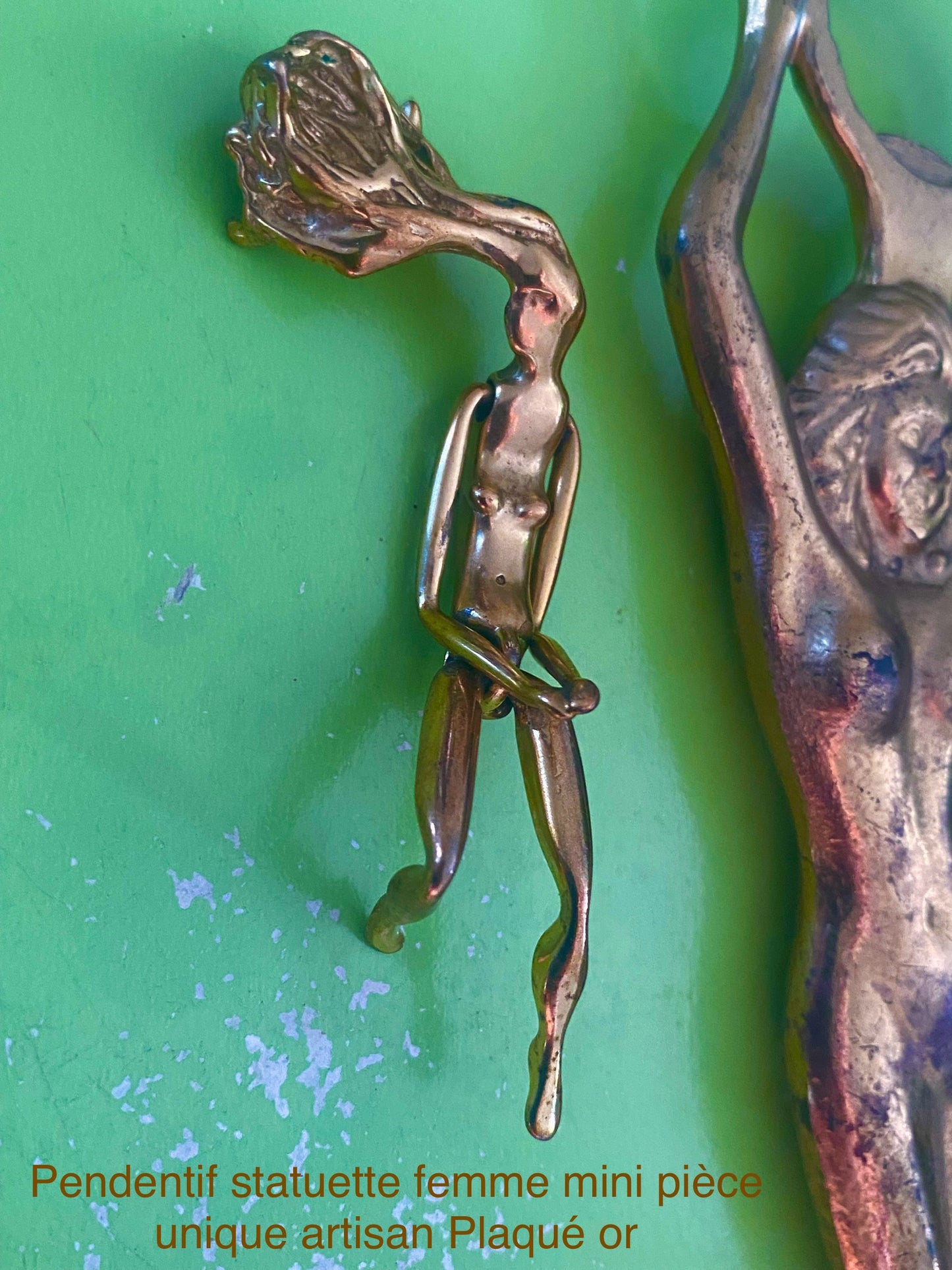 Pendentif Statuette femme mini Moyen format. Existe en deux tailles. Pièce unique Collection privée Artisan. Plaqué or