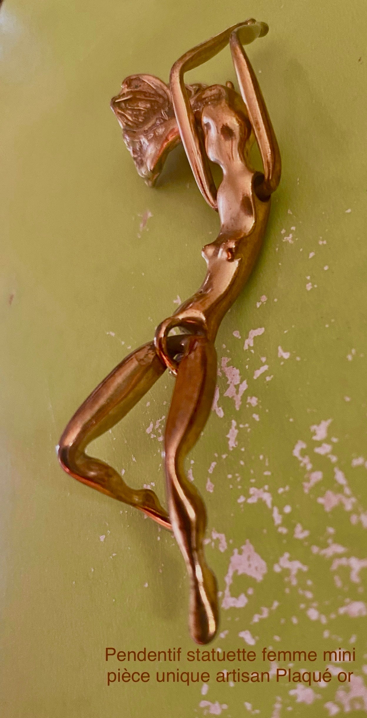 Pendentif Statuette femme mini Moyen format. Existe en deux tailles. Pièce unique Collection privée Artisan. Plaqué or