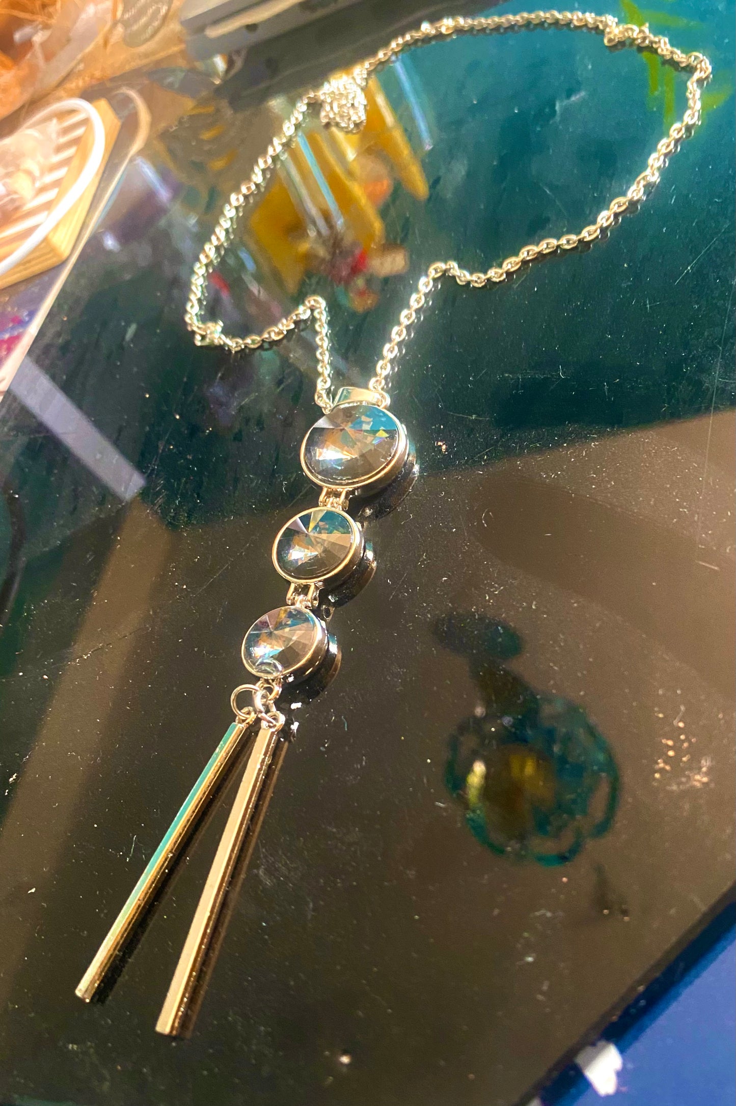 Collier avec pendentif métal et perles ,en acier inoxydable , 1 pièce