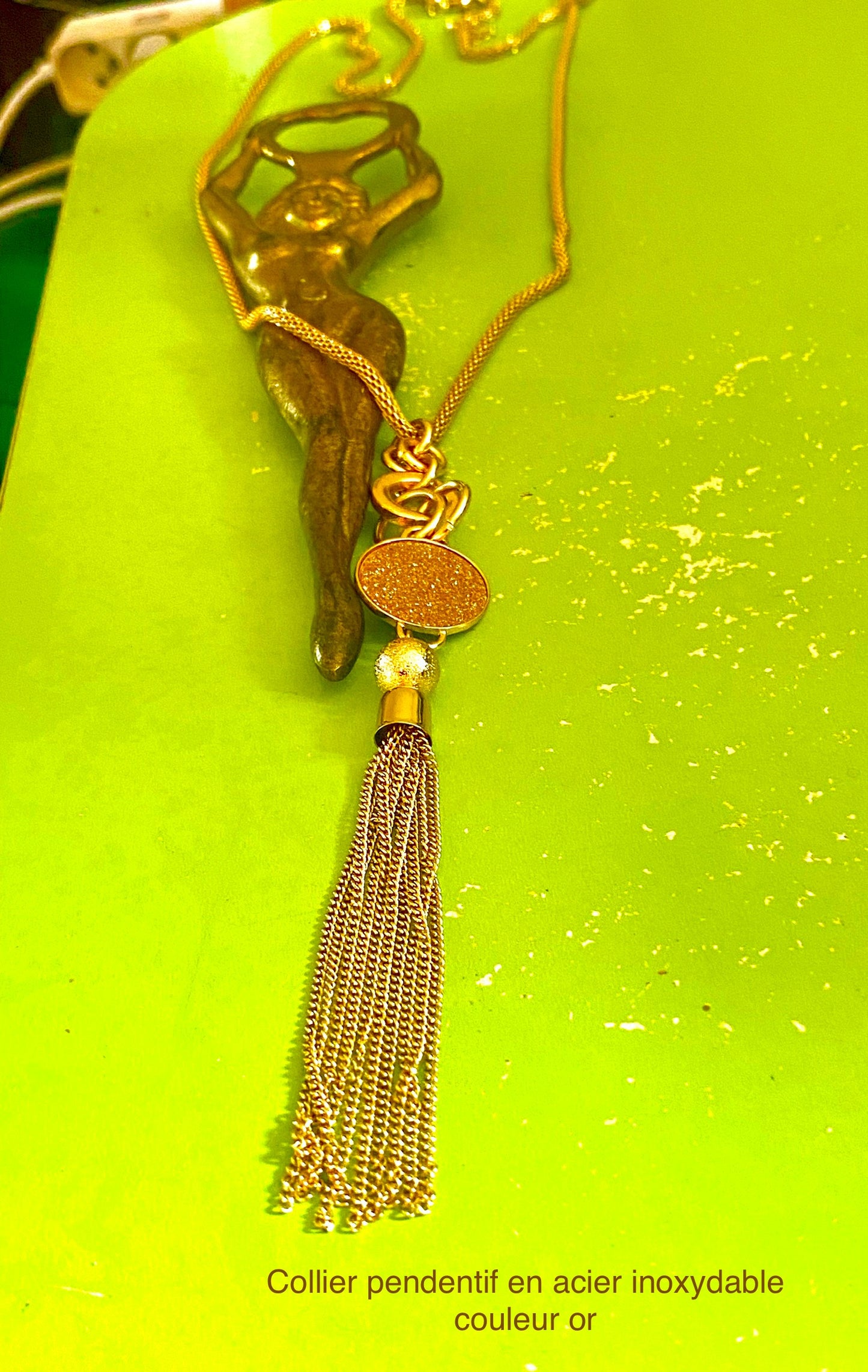 Collier fashion élégance. Pendentif .pièce unique couleur or . Collection privée