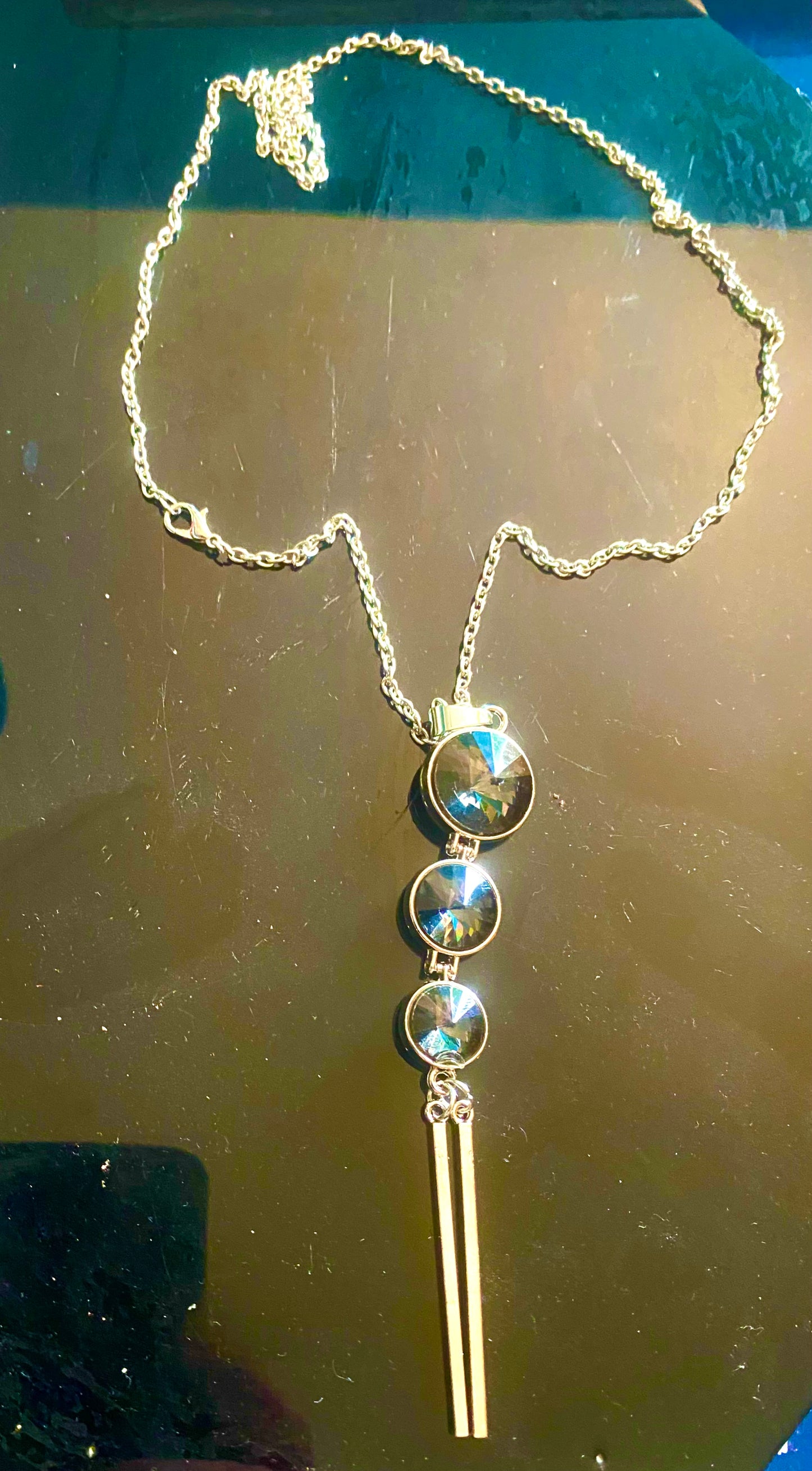Collier avec pendentif métal et perles ,en acier inoxydable , 1 pièce