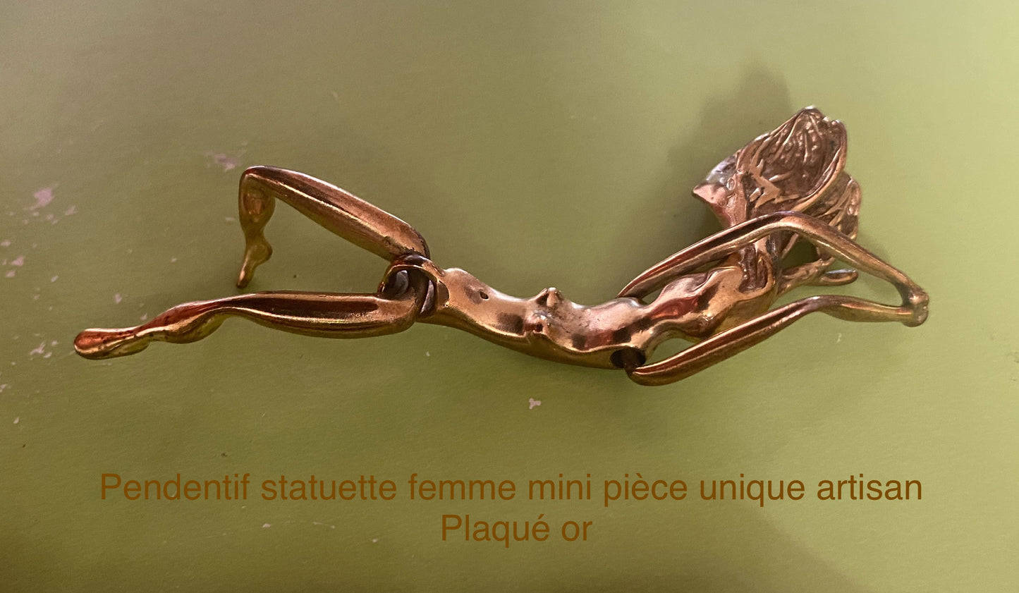 Pendentif Statuette femme mini Moyen format. Existe en deux tailles. Pièce unique Collection privée Artisan. Plaqué or