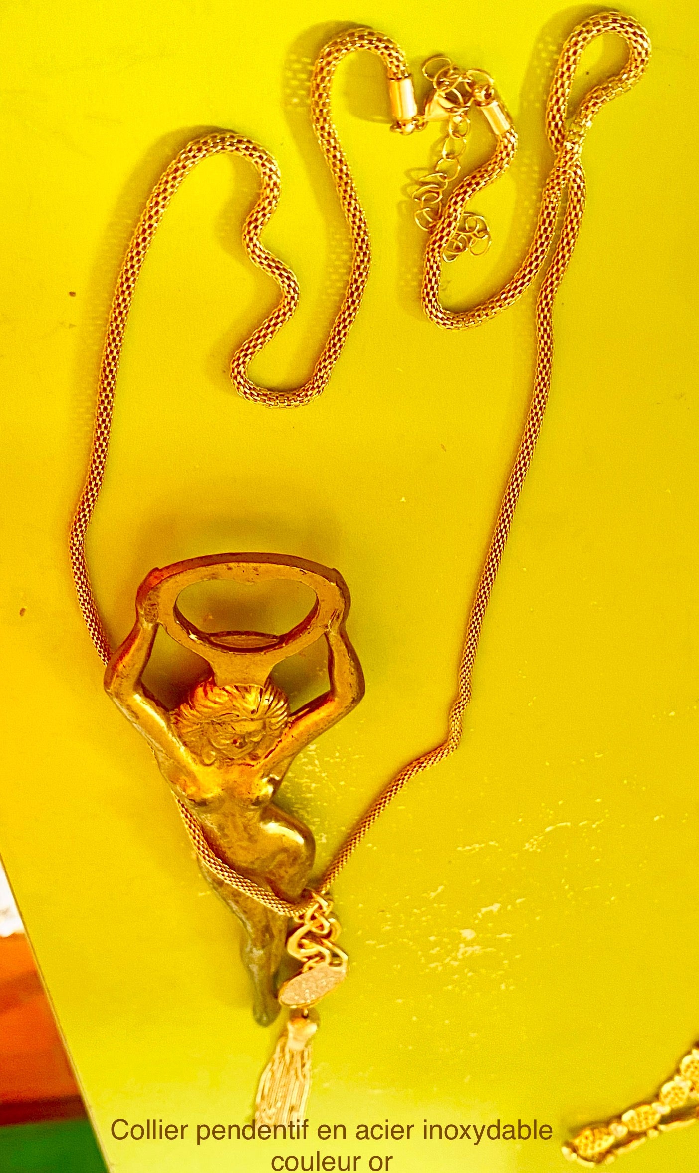 Collier fashion élégance. Pendentif .pièce unique couleur or . Collection privée