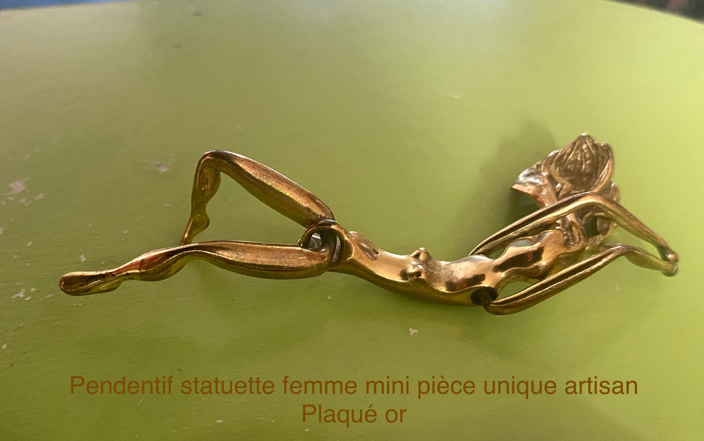 Pendentif Statuette femme mini Moyen format. Existe en deux tailles. Pièce unique Collection privée Artisan. Plaqué or