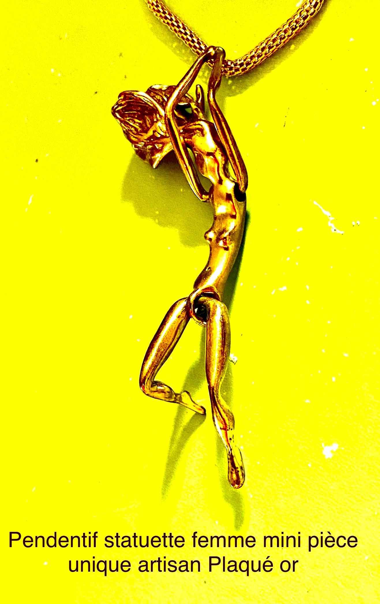 Pendentif Statuette femme mini Moyen format. Existe en deux tailles. Pièce unique Collection privée Artisan. Plaqué or