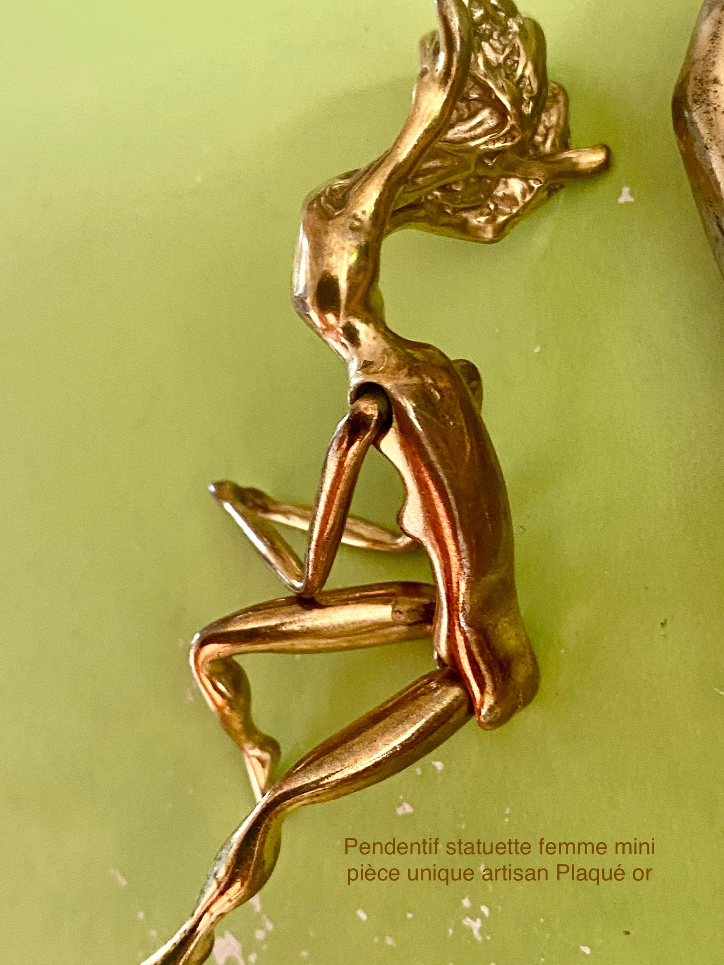 Pendentif Statuette femme mini Moyen format. Existe en deux tailles. Pièce unique Collection privée Artisan. Plaqué or
