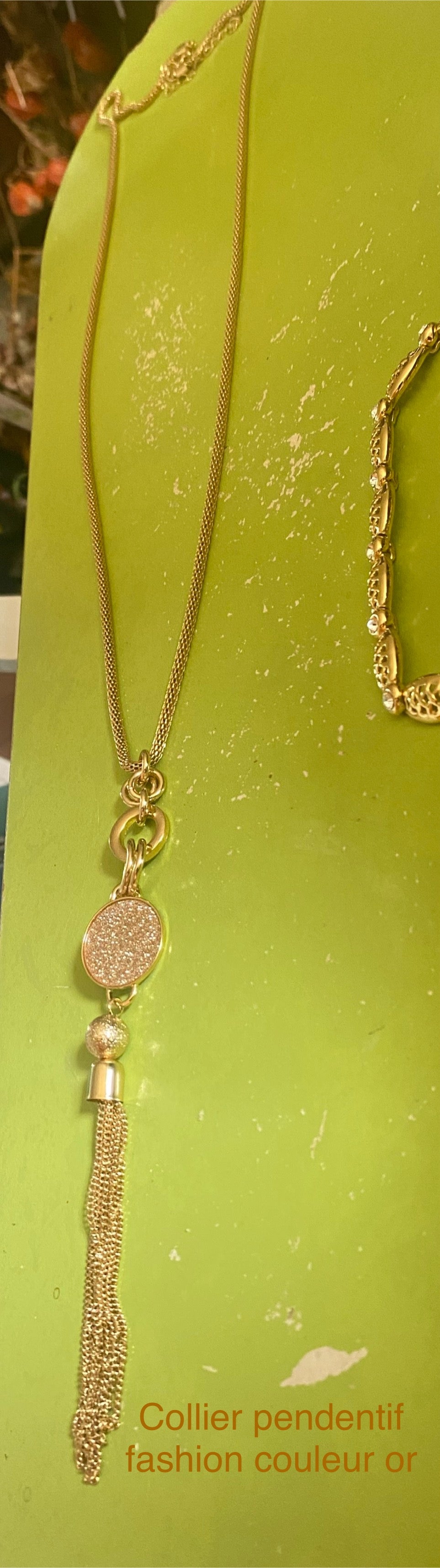 Collier fashion élégance. Pendentif .pièce unique couleur or . Collection privée