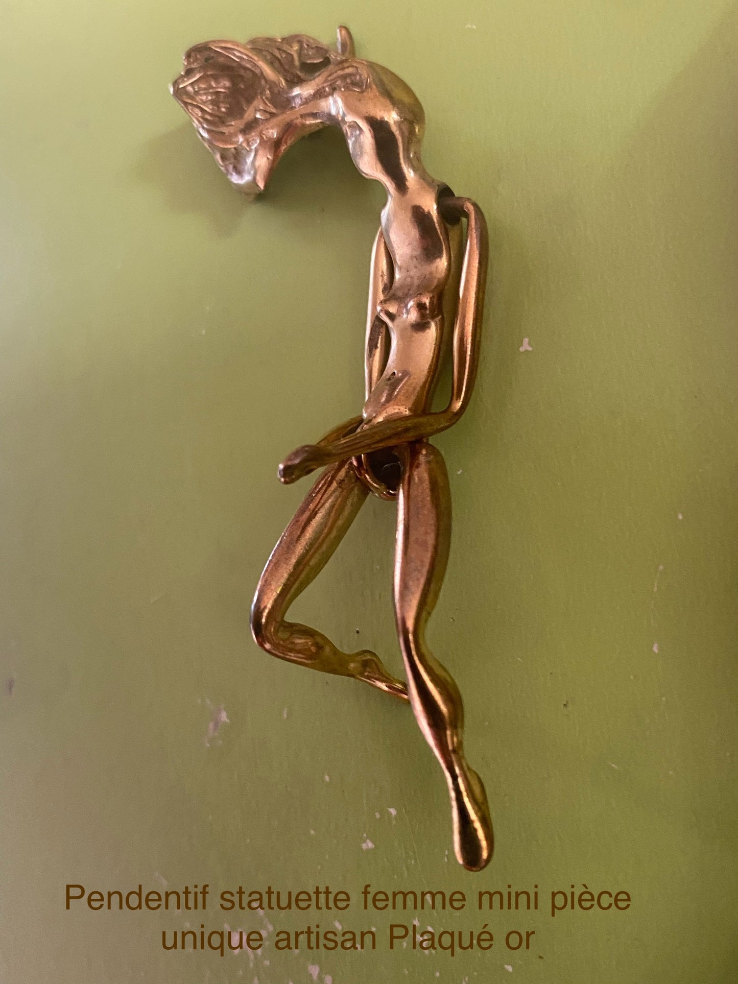 Pendentif Statuette femme mini Moyen format. Existe en deux tailles. Pièce unique Collection privée Artisan. Plaqué or