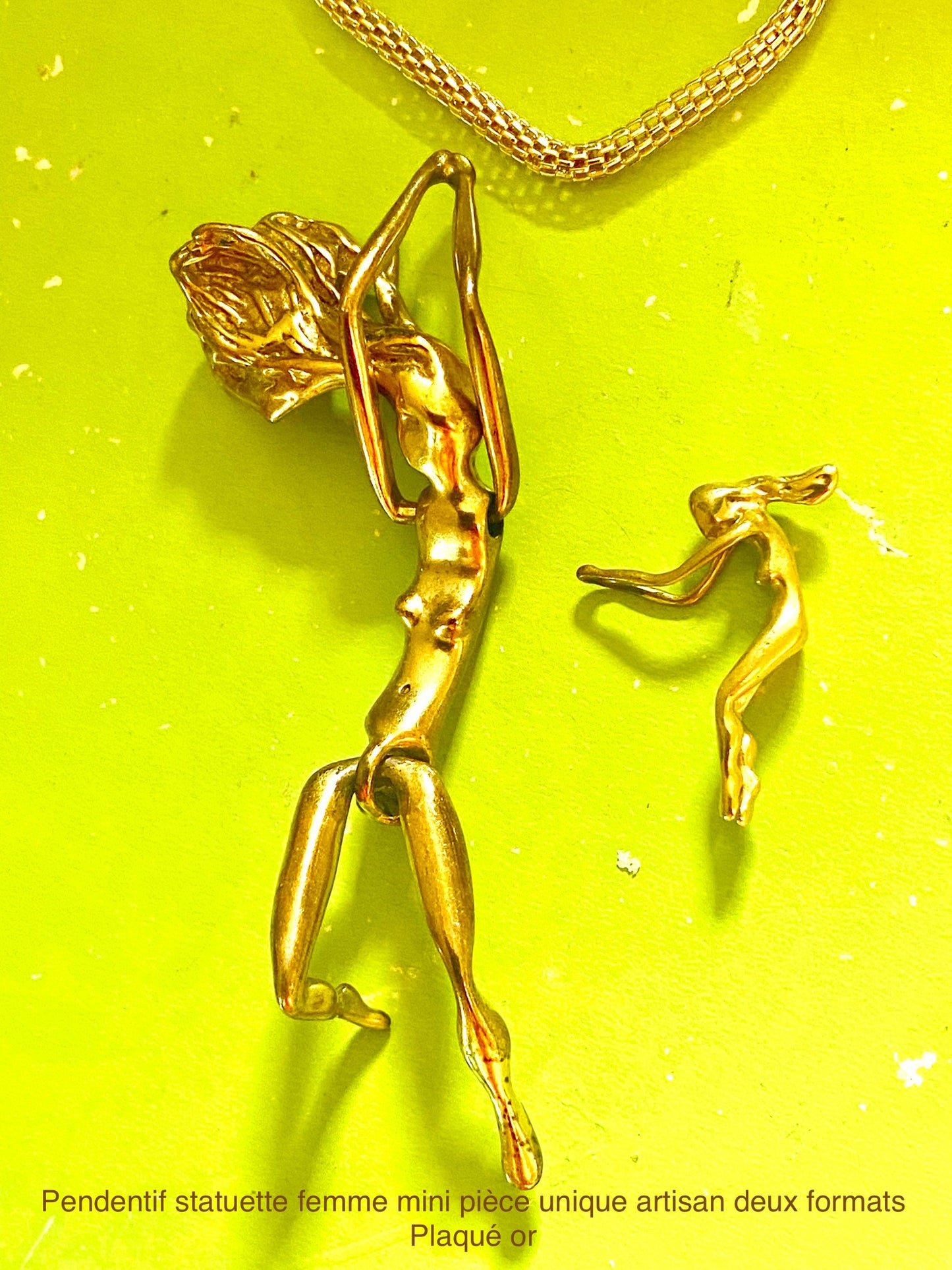 Pendentif Statuette femme mini Moyen format. Existe en deux tailles. Pièce unique Collection privée Artisan. Plaqué or