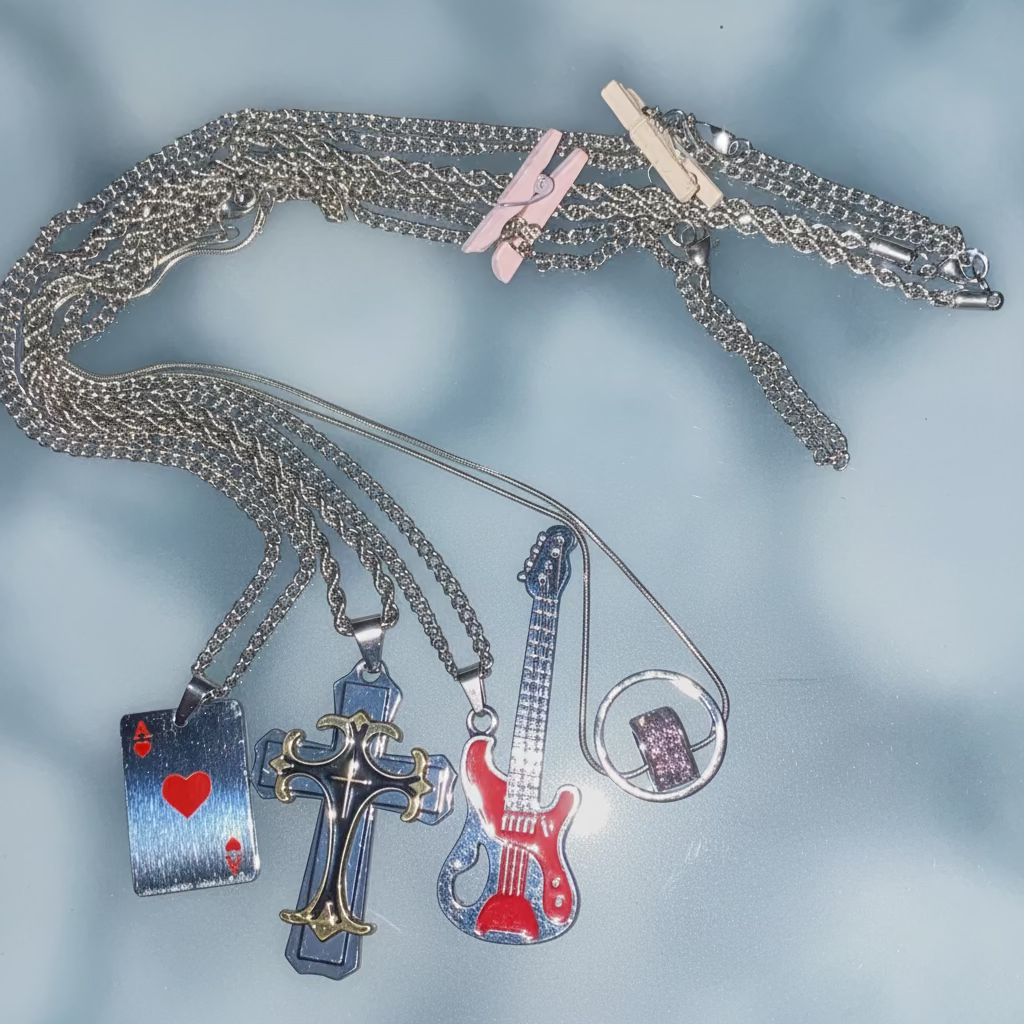 Collier Tendance Métal - Collection 4 Styles Uniques - Croix, Cœur, Guitare, As de Cœur