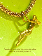 Pendentif Statuette femme mini petit format. Existe en deux tailles. Pièce unique Collection privée Artisan. Plaqué or
