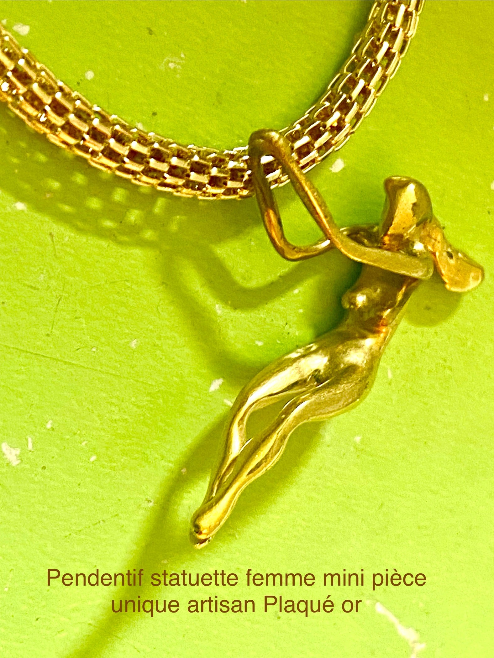 Pendentif Statuette femme mini petit format. Existe en deux tailles. Pièce unique Collection privée Artisan. Plaqué or