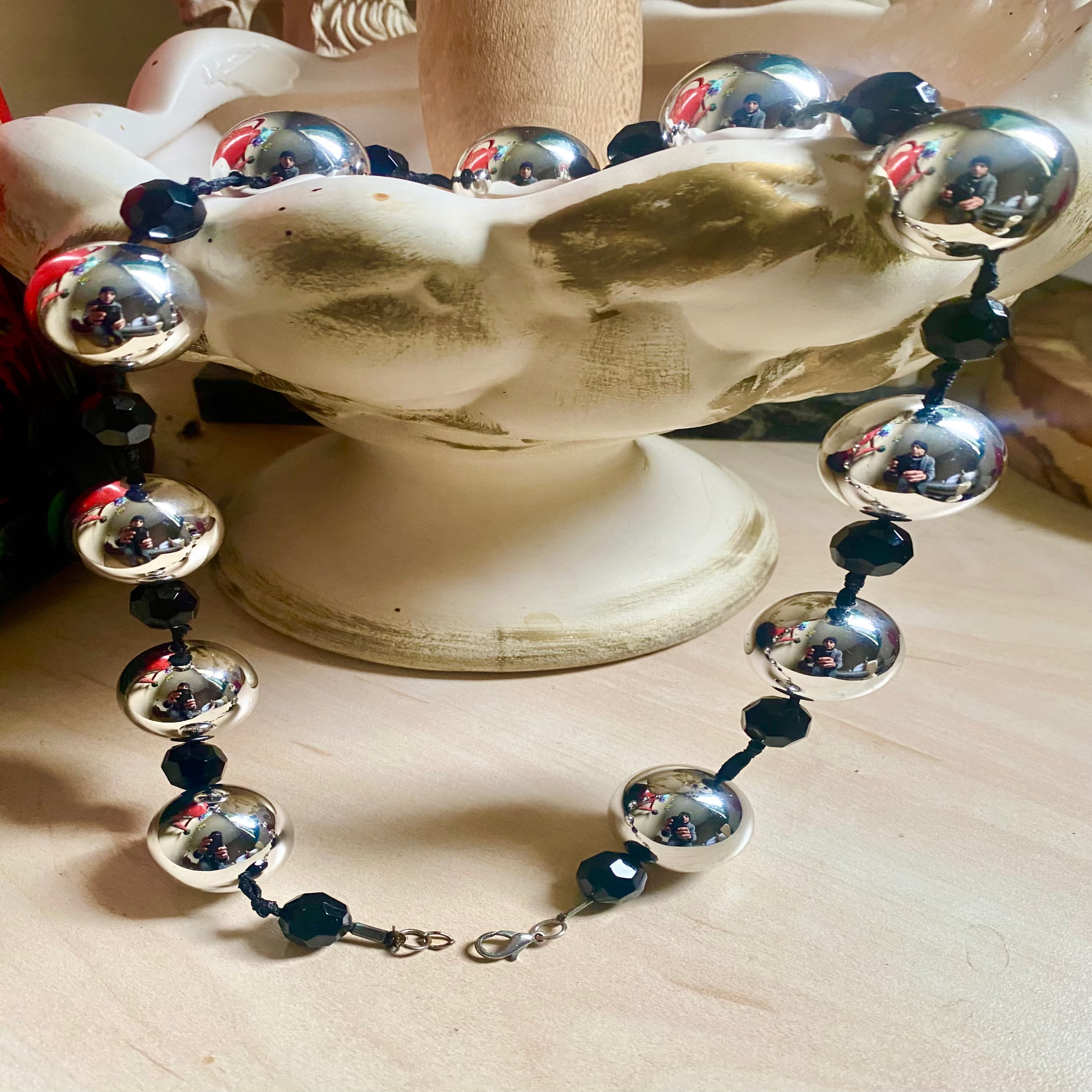 Collier Ras-le-Cou Chic - Perles Miroir Argentées & Noires - Grand Format - Haute Qualité