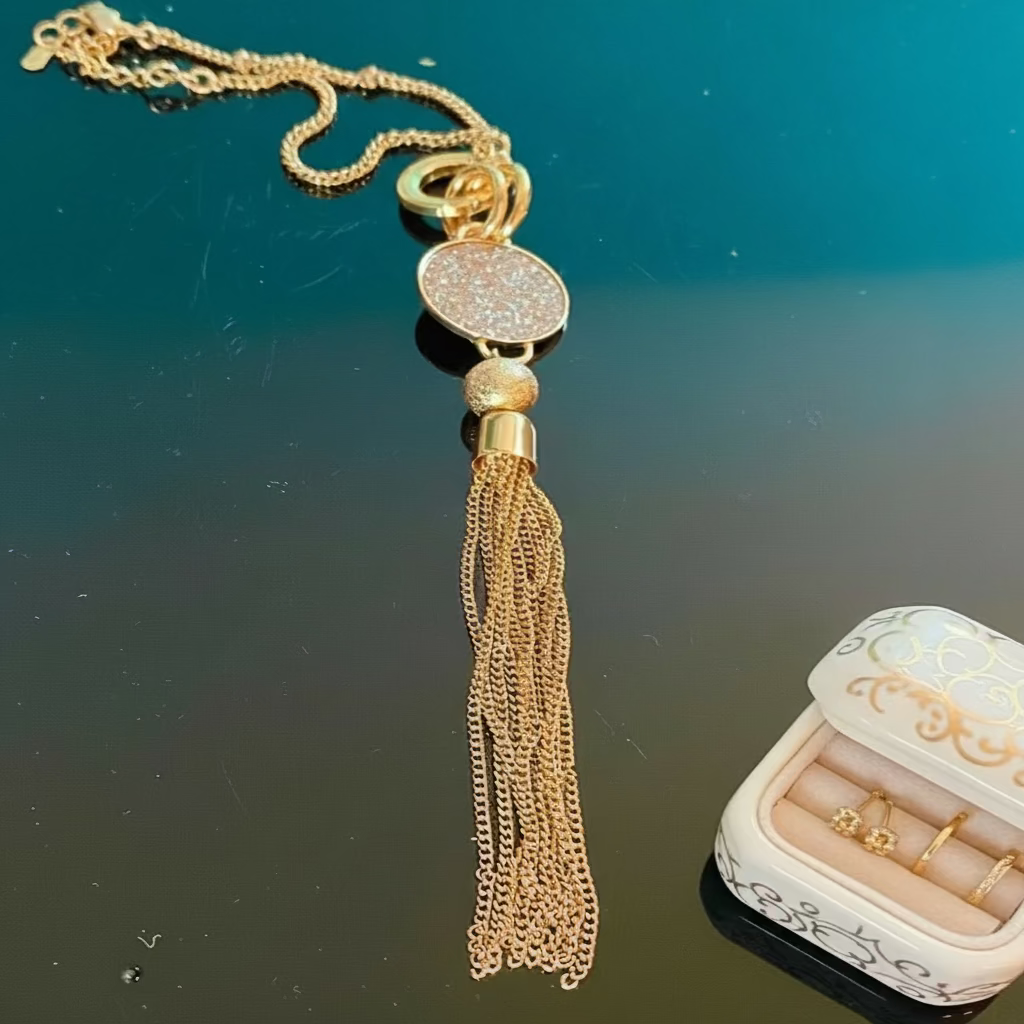 Collier Fashion Élégance - Pendentif Doré Pièces Fantaisie Pièce Unique