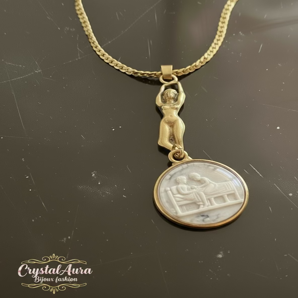 Collier Chaîne Pendentif Mini Statuette Femme - Plaqué Or