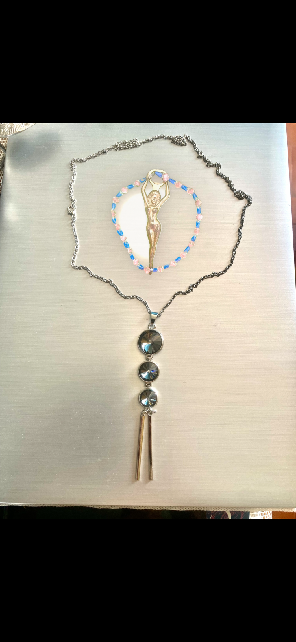 Collier avec pendentif métal et perles ,en acier inoxydable , 1 pièce