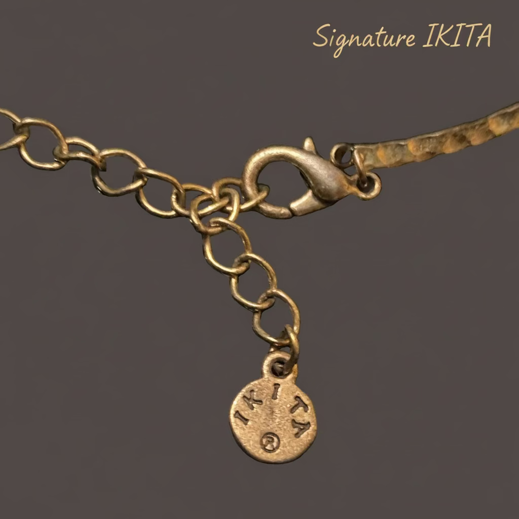 Collier Ras-le-Cou Prestige Variante 1 Métal Or Perles IKITA  vue Fermoir signature