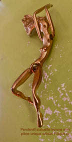 Pendentif Statuette femme mini Moyen format. Existe en deux tailles. Pièce unique Collection privée Artisan. Plaqué or