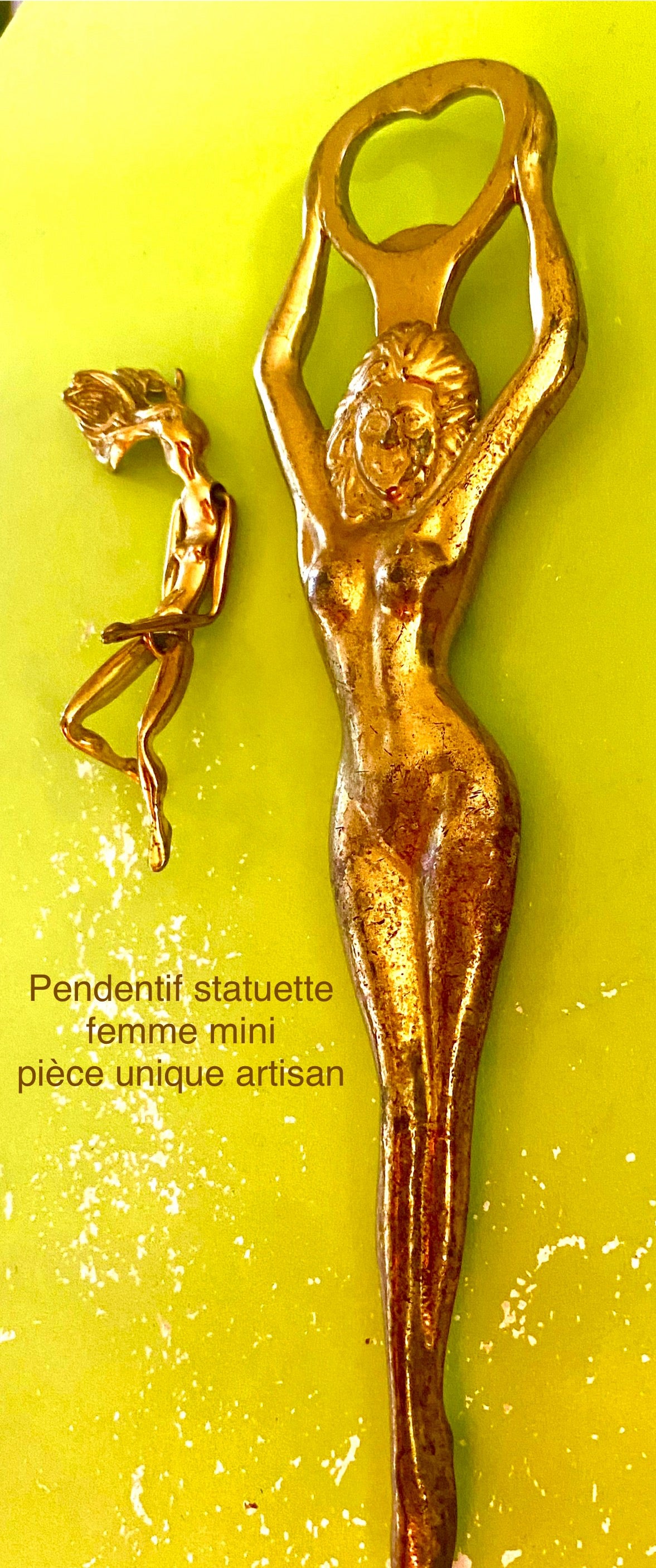 Pendentif Statuette femme mini Moyen format. Existe en deux tailles. Pièce unique Collection privée Artisan. Plaqué or