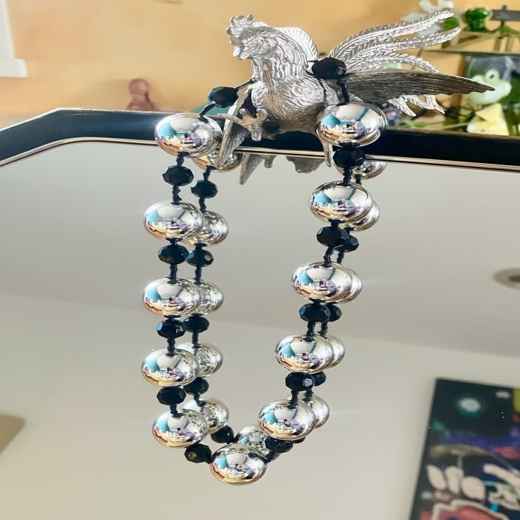 Collier Ras-le-Cou Chic - Perles Miroir Argentées & Noires - Grand Format - vue fonctionnel de face