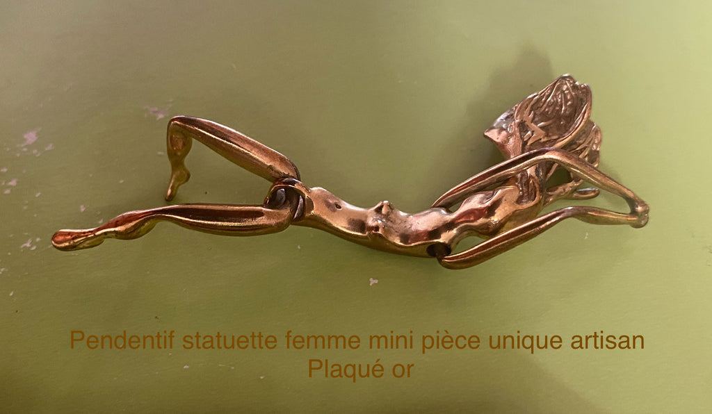 Pendentif Statuette femme mini Moyen format. Existe en deux tailles. Pièce unique Collection privée Artisan. Plaqué or