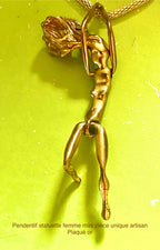 Pendentif Statuette femme mini Moyen format. Existe en deux tailles. Pièce unique Collection privée Artisan. Plaqué or