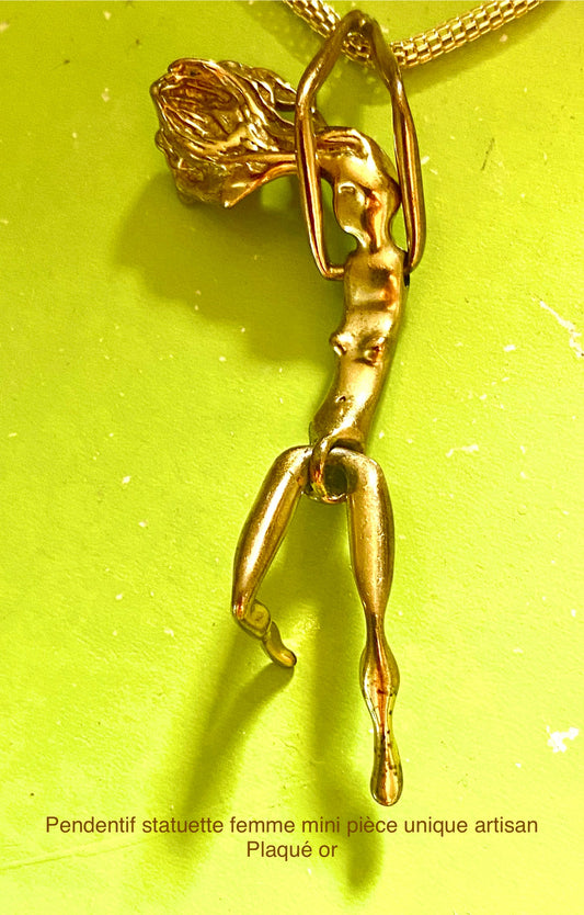 Pendentif Statuette femme mini Moyen format. Existe en deux tailles. Pièce unique Collection privée Artisan. Plaqué or