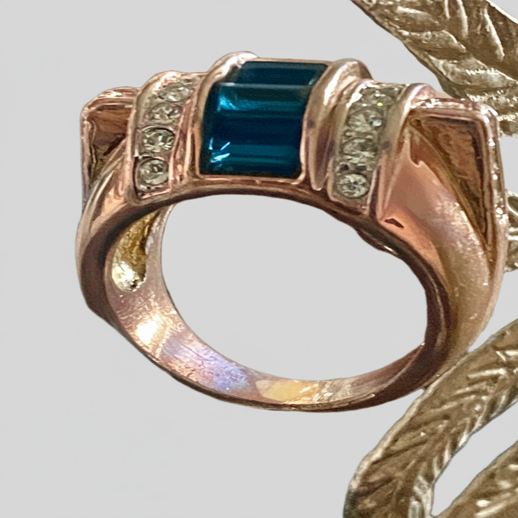 Bague Elégance Chic Prestige Plaqué Or 18K Perle Bleue Naturelle Dome Passerelle Variante 2 vue debout oblique