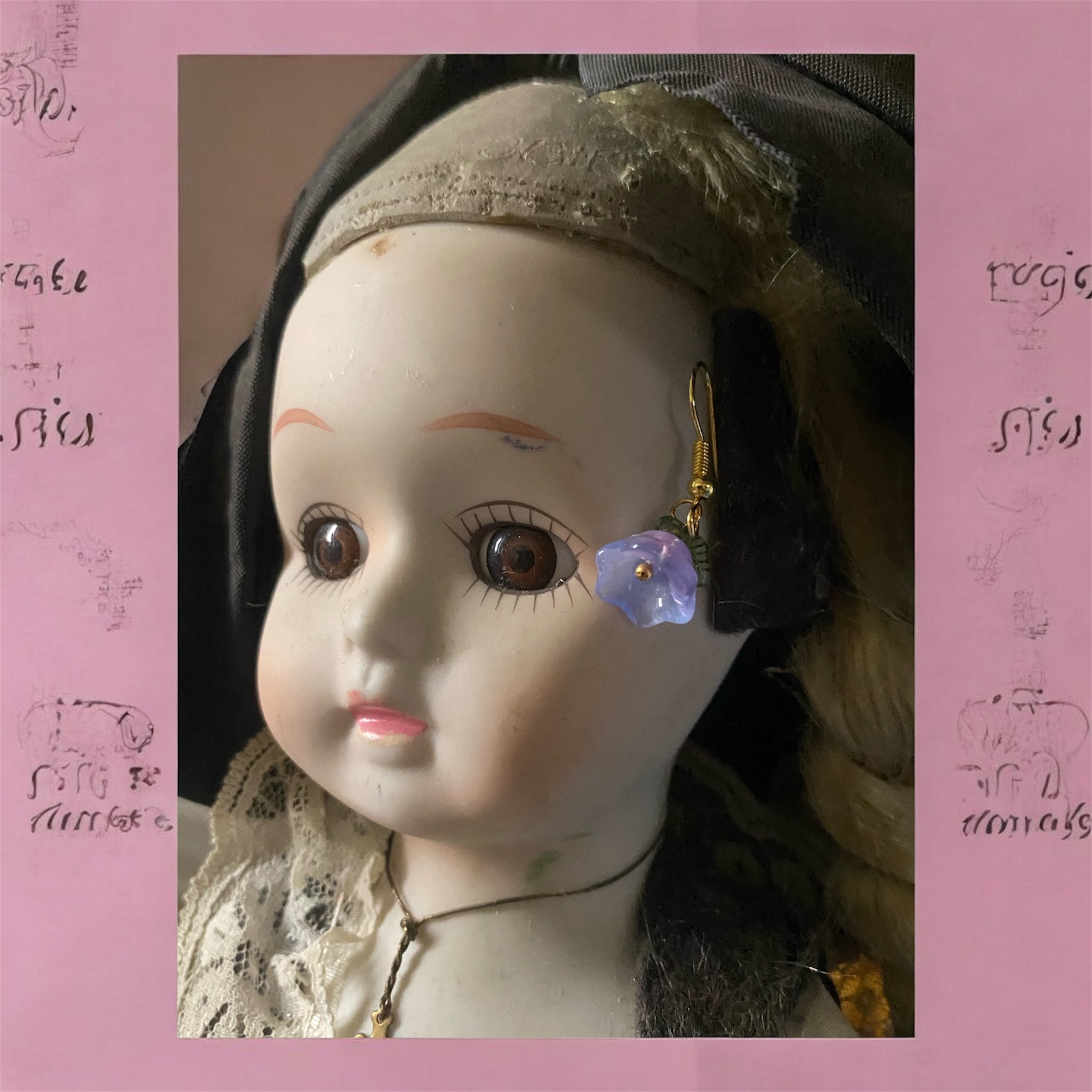 Boucles_d_oreille_mini_Metal_bronze_perle_fleur_violette_portées