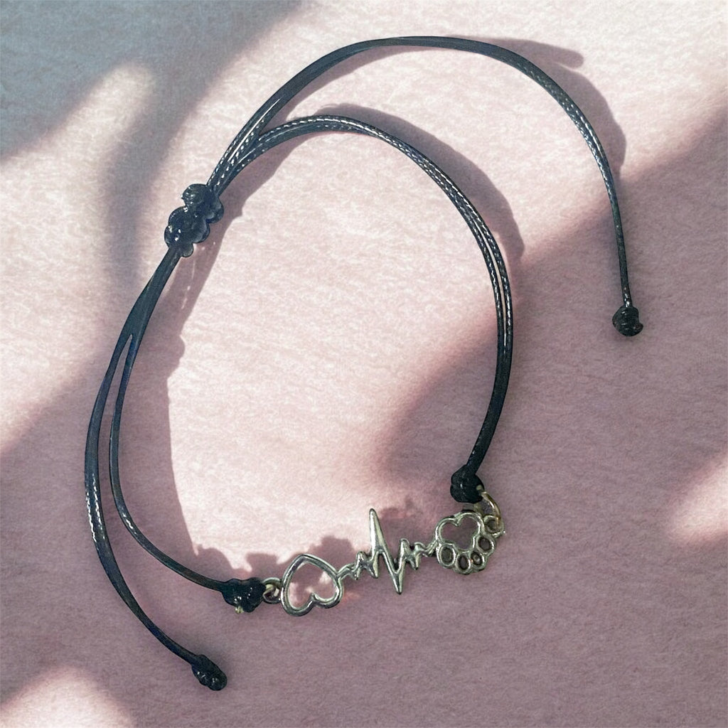 Bracelet_Ficelle_Noir_mono_motif_Metal_theme_coeur_ECG_face