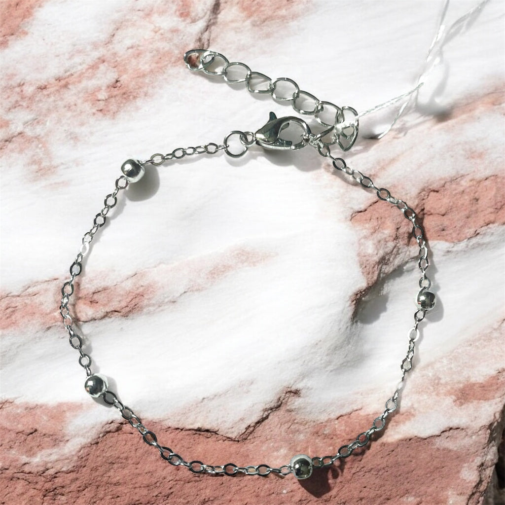 Bracelet_Metal_fin_leger_chaine_avec_mini_goutes_metal_rondes_face