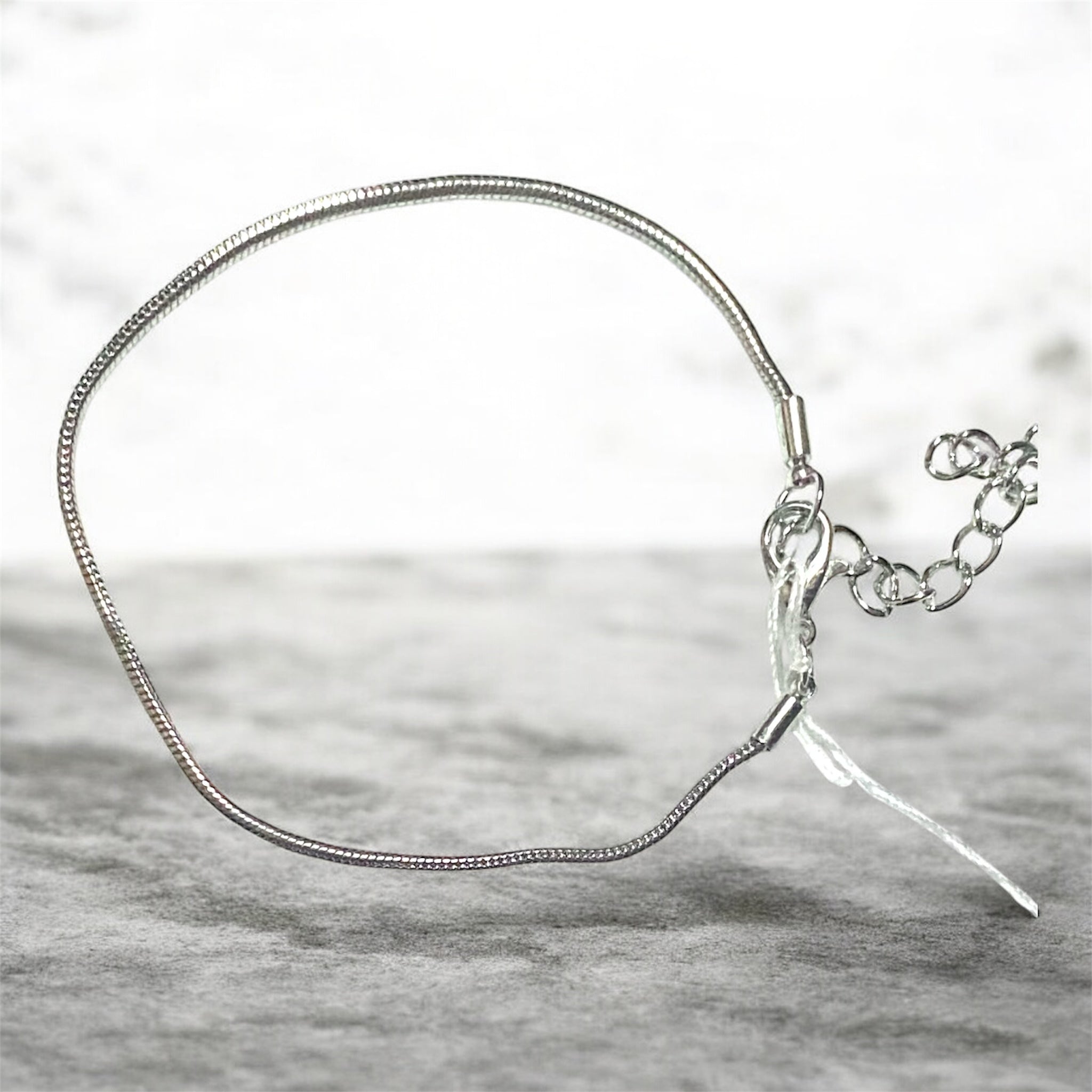 Bracelet_Metal_fin_leger_chaine_tubee-vue_global