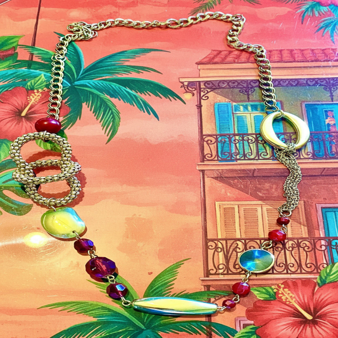 Collier Créole vue de face sur support pastel