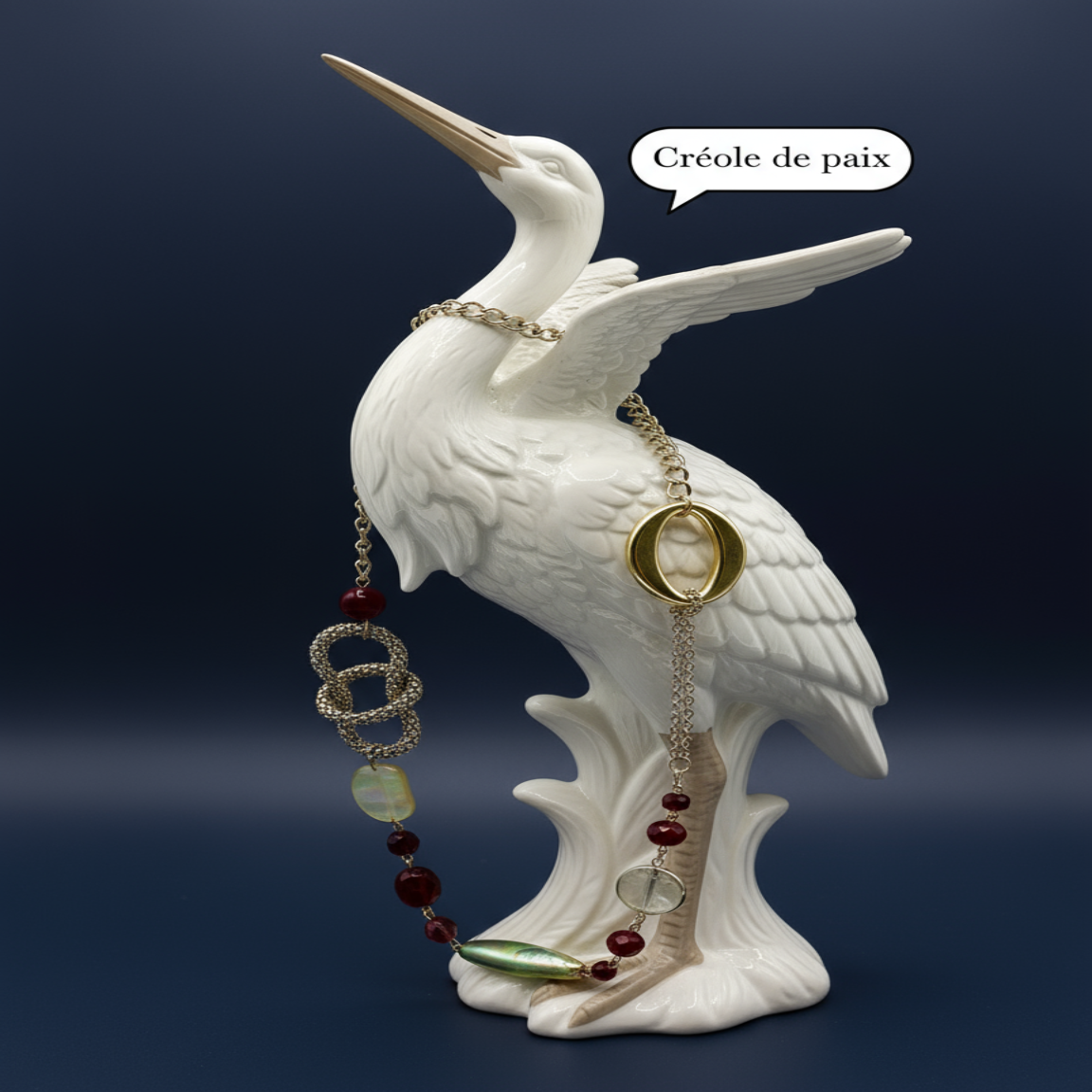 Collier Créole fashion , multi motifs vue sur support statuette