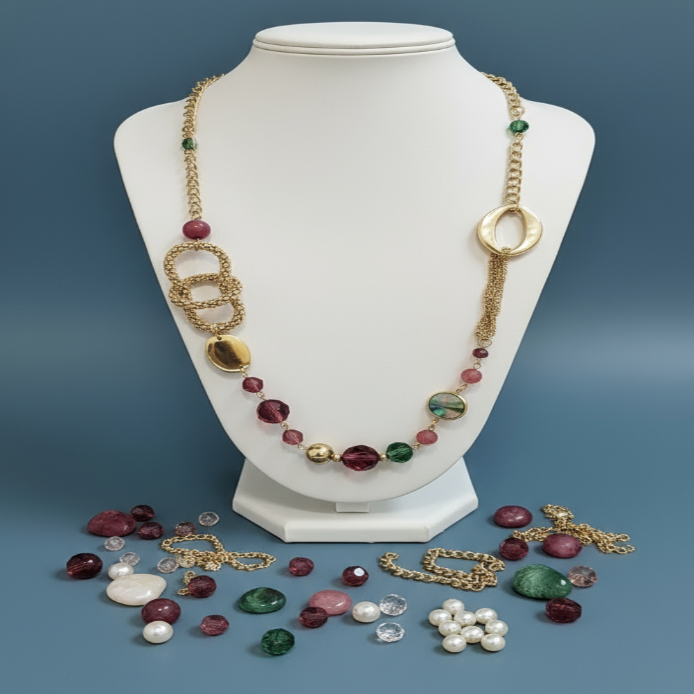 Collier Creole vue de face multi motifs sur support Bijoux