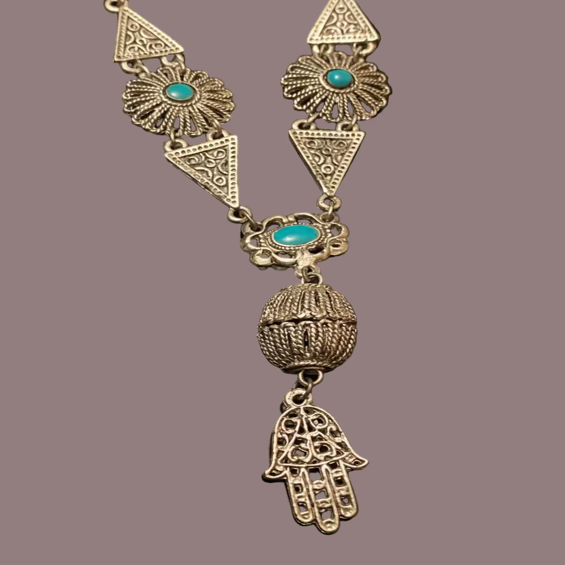 Collier creole fashion main de Fatma perles vert vue Design Macro thème main