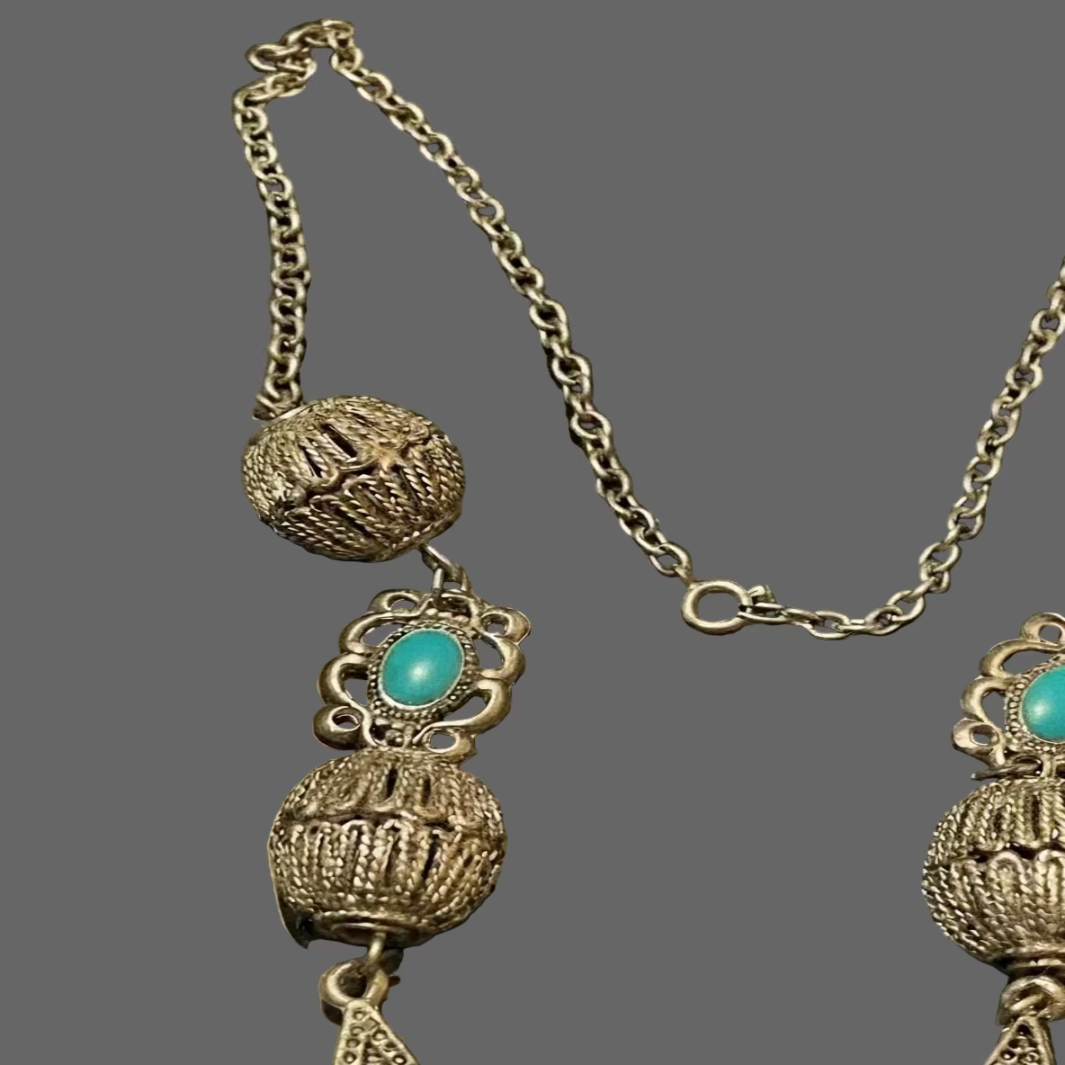 Collier creole fashion main de Fatma perles vert vue Design Macro