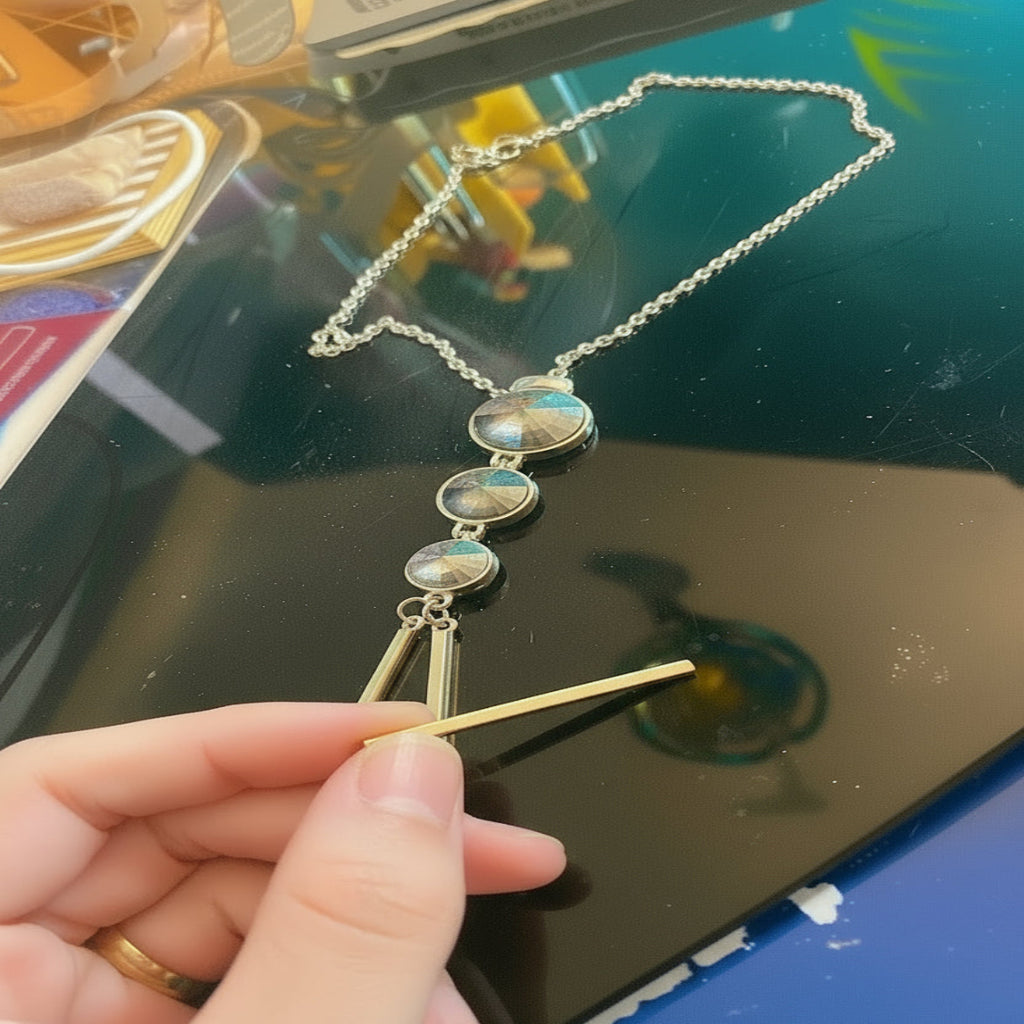 Collier Chaine Metal perles vue au sol abord Pendentif