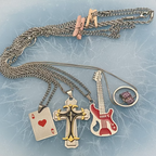 Collier Tendance Métal - Collection 4 Styles Uniques - Croix, Cœur, Guitare, As de Cœur vue oblique de haut