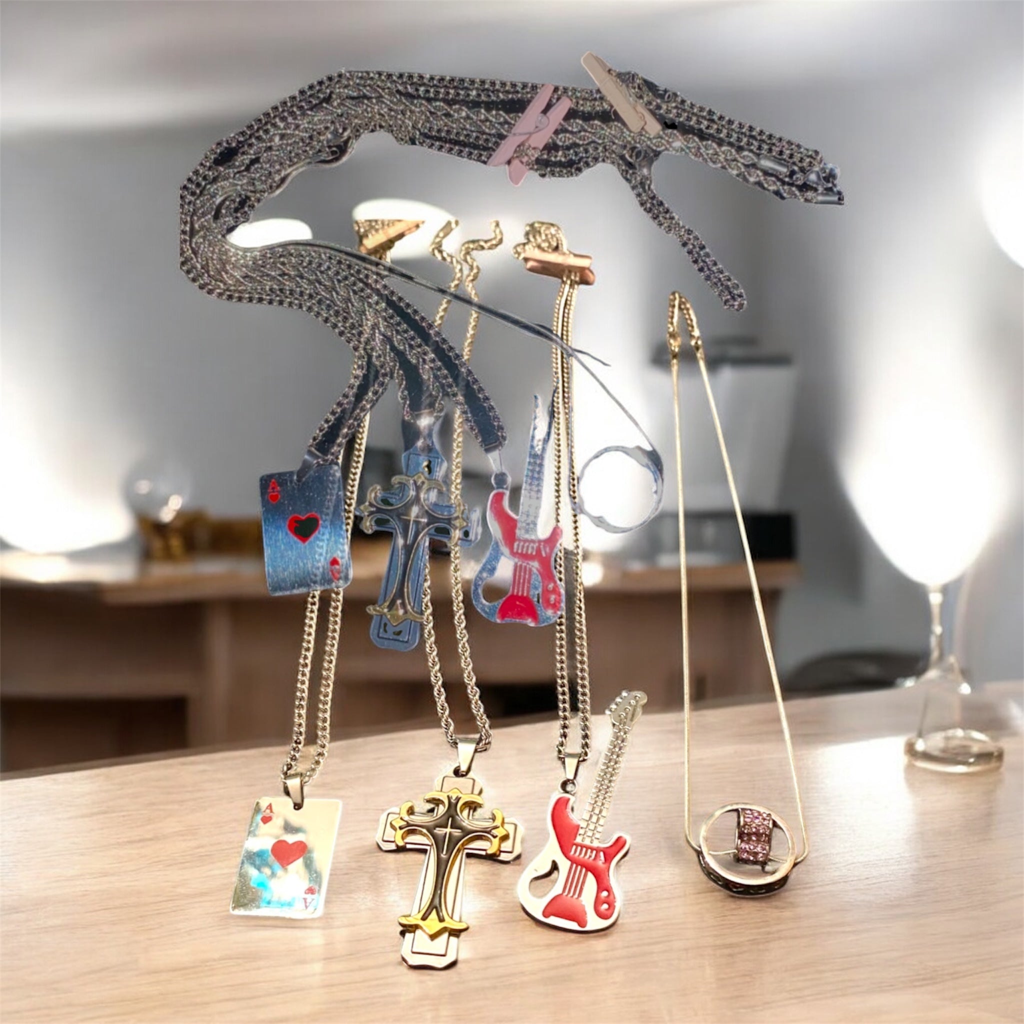 Collier Tendance Métal - Collection 4 Styles Uniques - Croix, Cœur, Guitare, As de Cœur vue de haut en  double artistique
