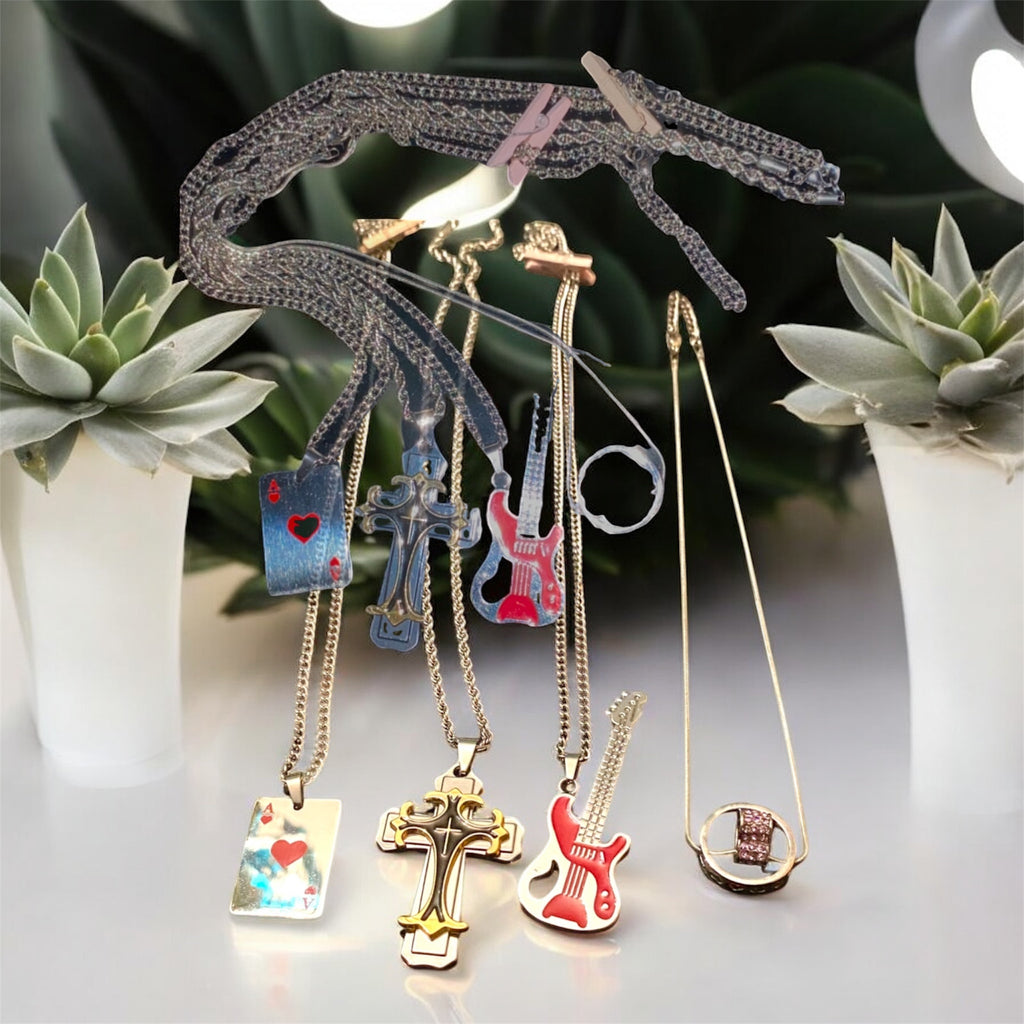 Collier Tendance Métal - Collection 4 Styles Uniques - Croix, Cœur, Guitare, As de Cœur vue en double artistique debout face