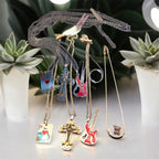 Collier Tendance Métal - Collection 4 Styles Uniques - Croix, Cœur, Guitare, As de Cœur vue en double artistique debout face