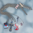 Collier Tendance Métal - Collection 4 Styles Uniques - Croix, Cœur, Guitare, As de Cœur vue de haut mode coloriage
