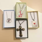 Collier Tendance Métal - Collection 4 Styles Uniques - Croix, Cœur, Guitare, As de Cœur vue de haut emballage 
