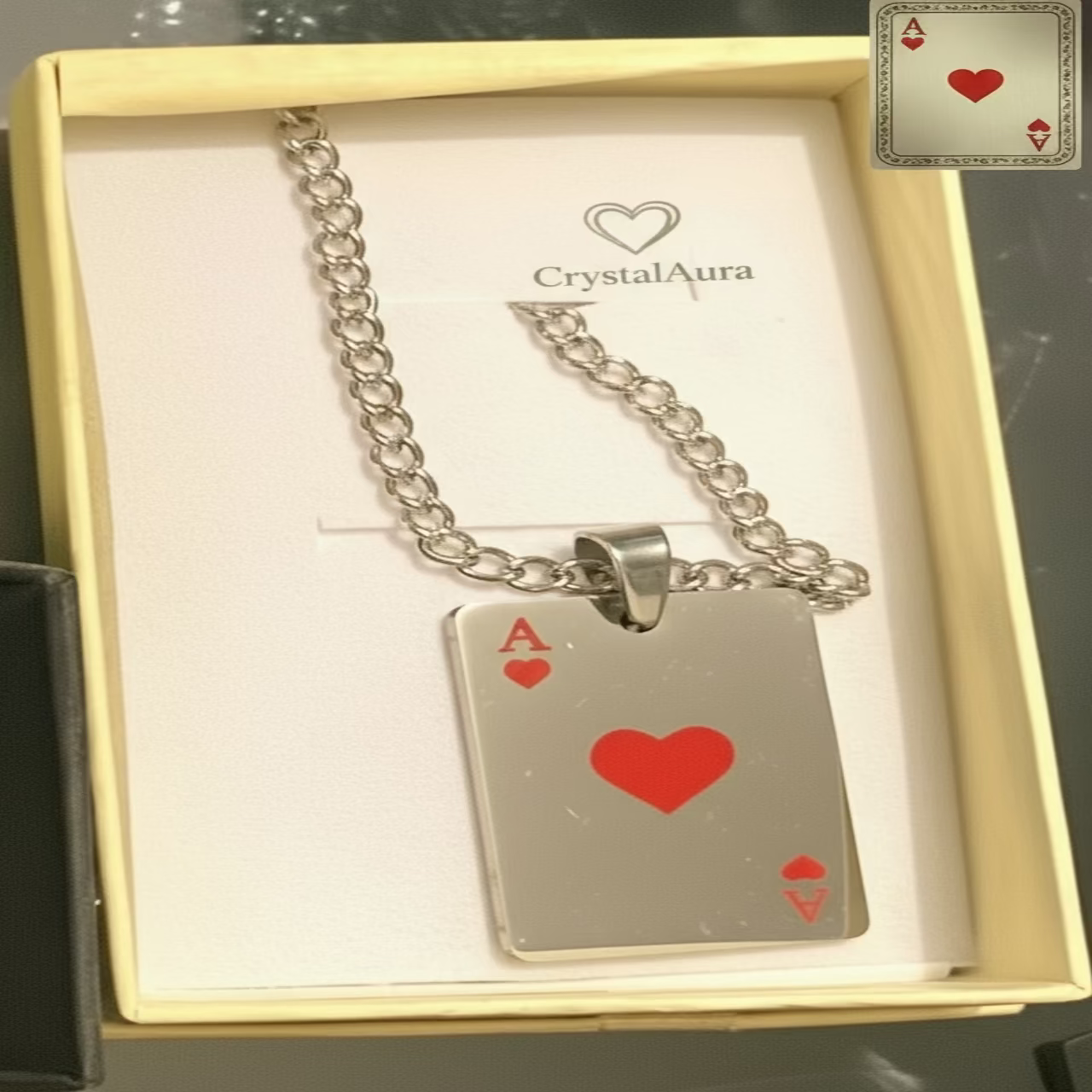 Collier Tendance  Métal - Style Unique- As du Coeur vue de haut oblique emballage 