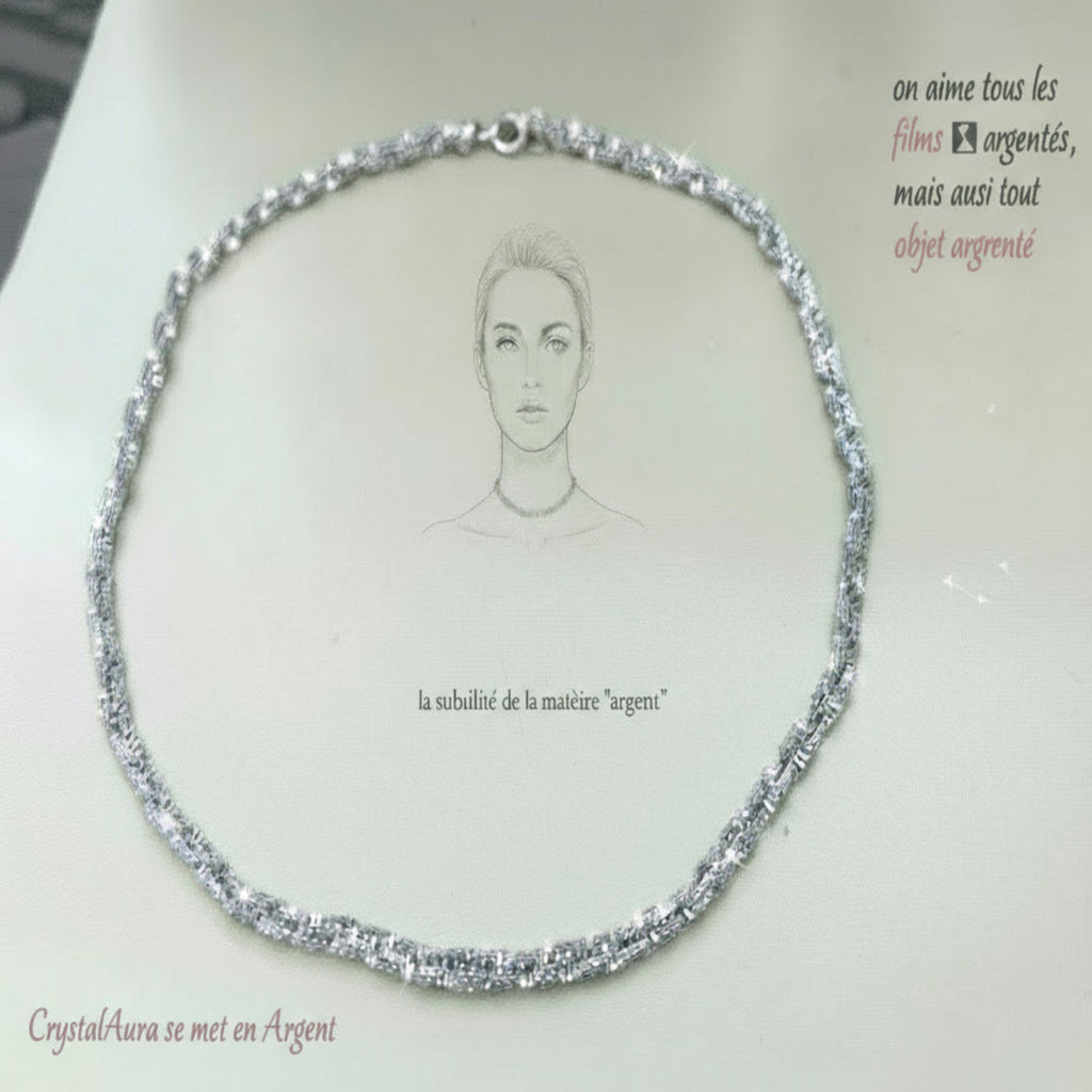 Ras-le-Cou Argent Design vue de face flou rajout artistique mini portrait femme avec le collier