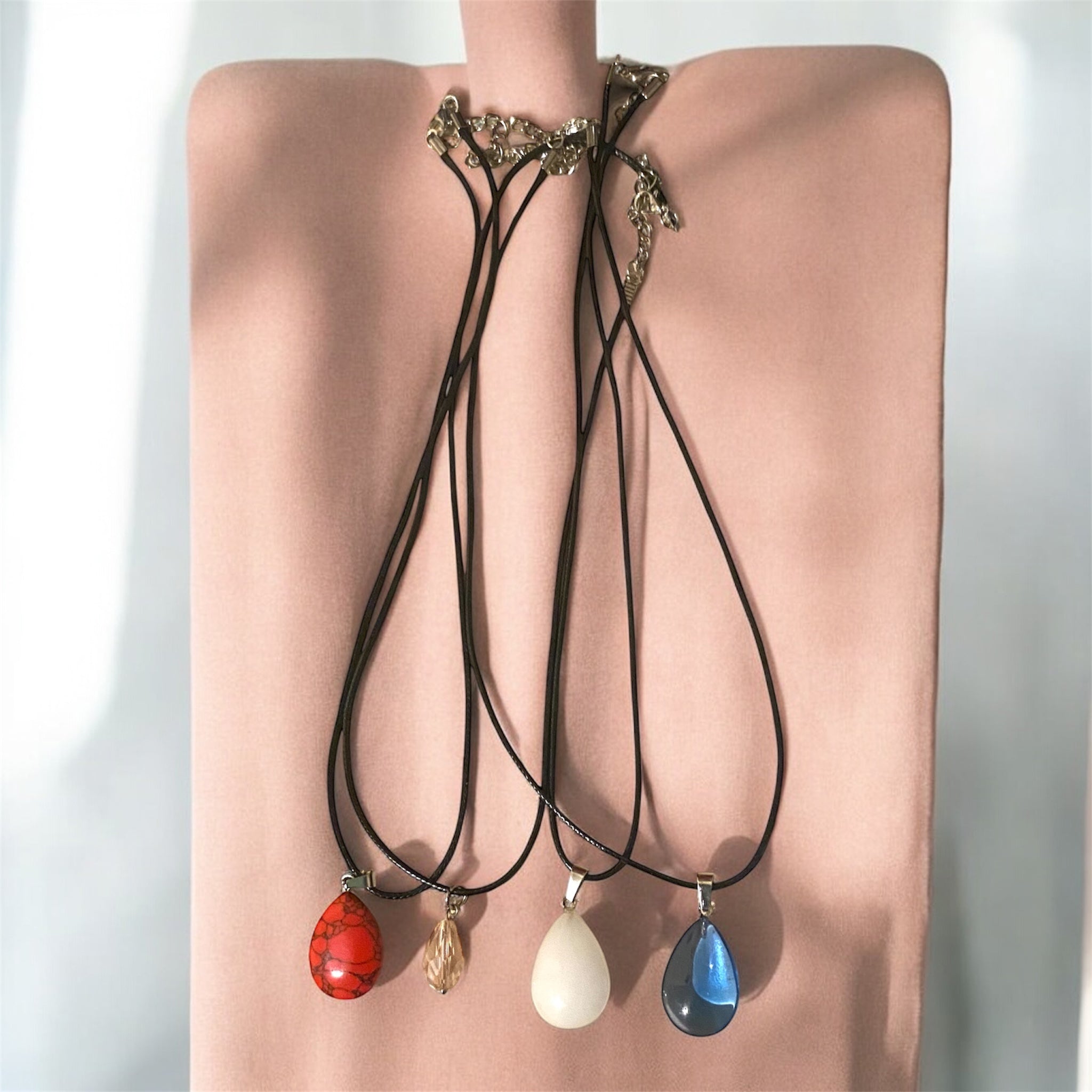 Collier_Associatif_Pendetif_Mono_perle_Verre_Ressine_colore_4_Variante_collection