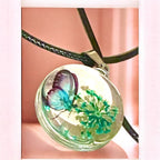 Collier_Associatif_Verre_Papillon_illustration_arbre_vert_vu_oblique