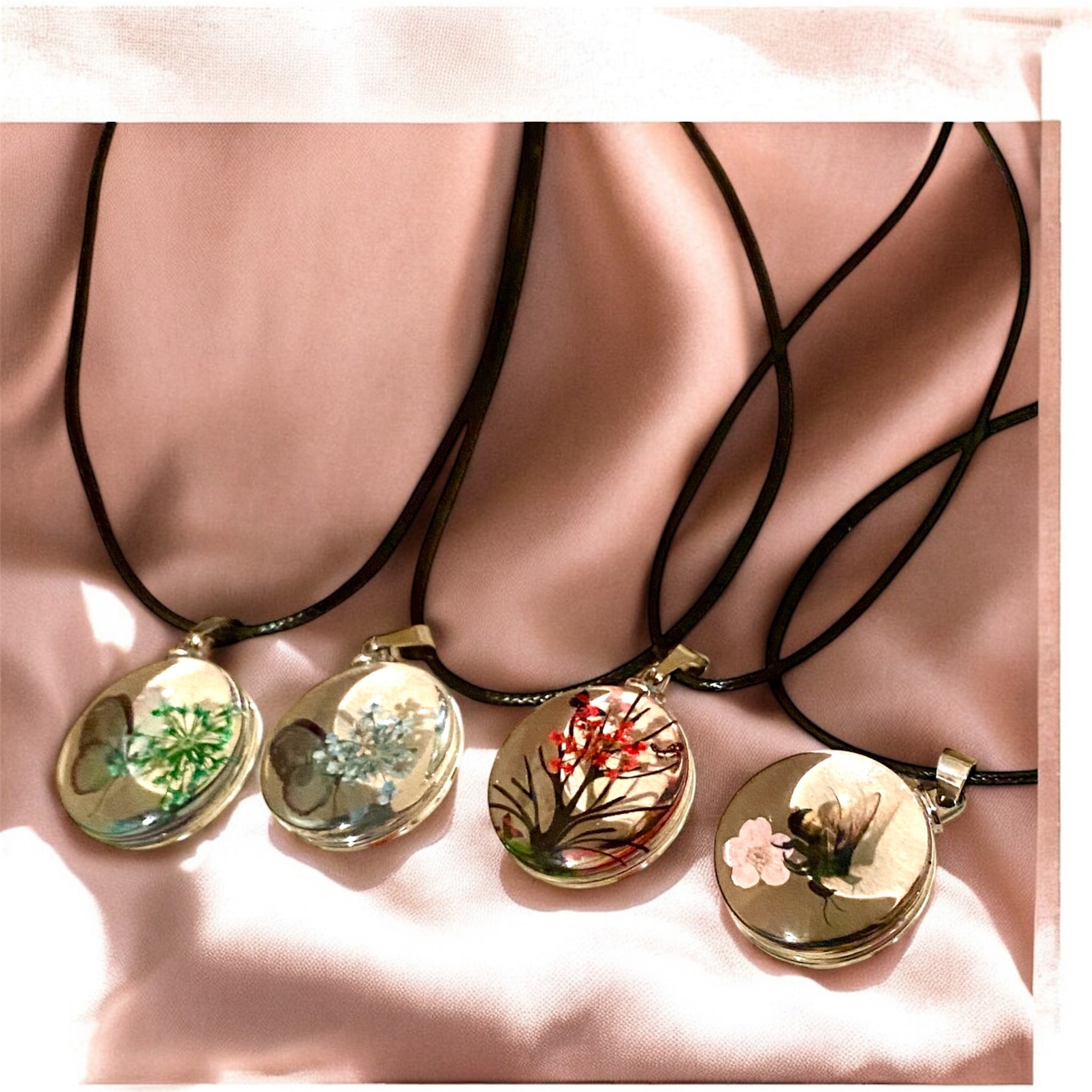 Collier_Associatif_Verre_Pendentif_illustration_Nature_4_variantes_vue_groupee