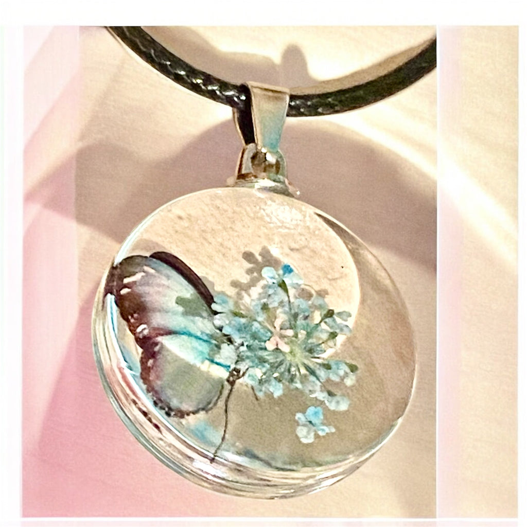 Collier_Associatif_Verre_Pendentif_illustration_Nature_papillon_turquoise_vue_oblique